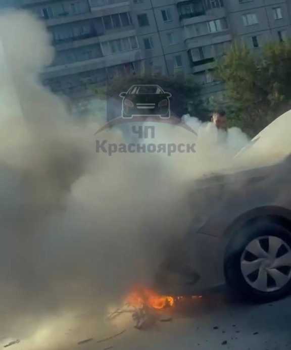 Машина вспыхнула в массовом ДТП на проспекте Металлургов в Красноярске
