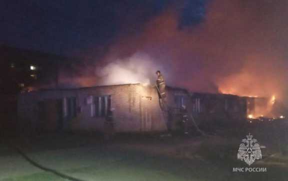 В Алтайском крае сгорел жилой барак площадью 400 квадратных метров
