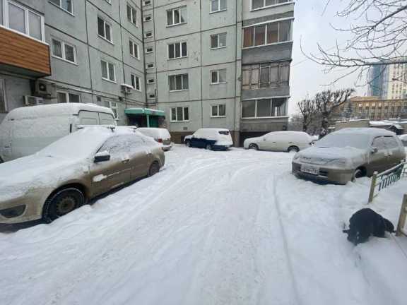 В Красноярске ситуация со снегом во дворах не спешит меняться