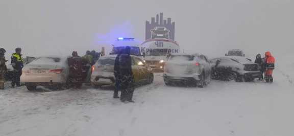 Возле Красноярска случилось массовое ДТП с пострадавшими