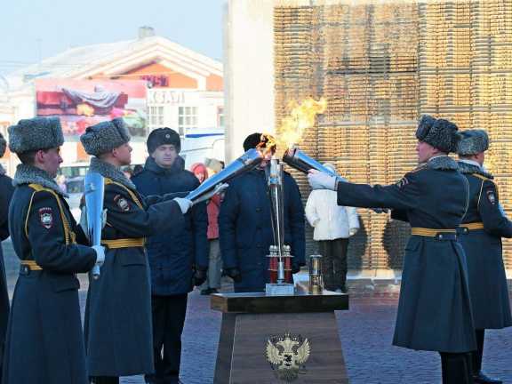 В Алтайский край привезли огонь с Могилы Неизвестного Солдата в Москве 