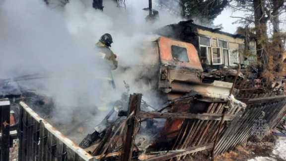 Накануне в Манском районе Красноярского края сгорели 2 дома и автомототранспорт, погиб человек