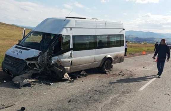 В Хакасии в автоаварию попал микроавтобус с 11 пассажирами