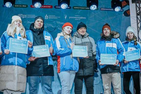 Игорь Кобзев покатался на коньках со студентами