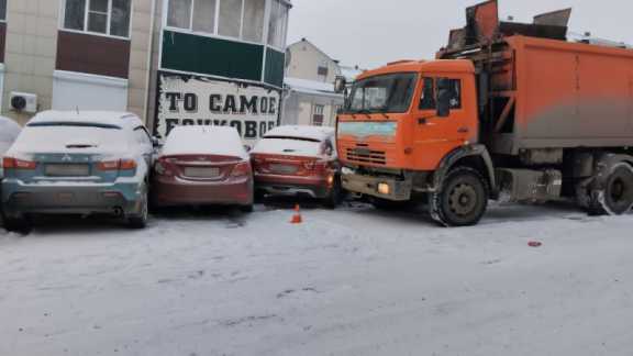 Грузовик без водителя протаранил 6 машин в Горно-Алтайске