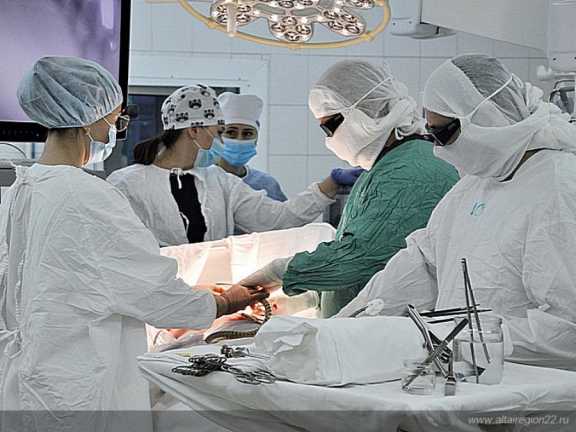 В Барнауле провели одну из самых технически сложных операций по удалению злокачественной опухоли