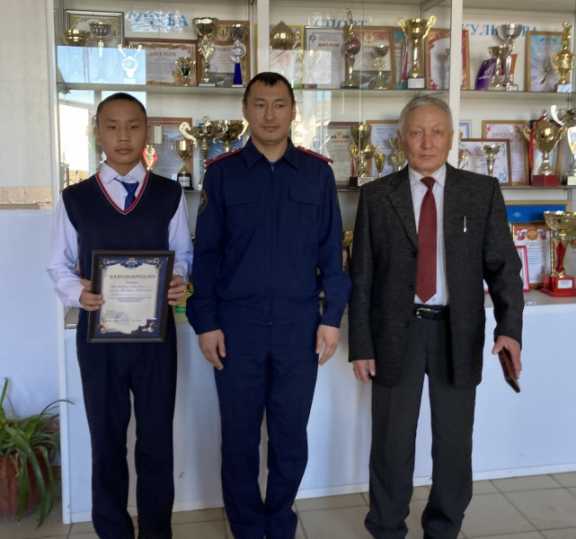 В Туве представители Следственного комитета наградили трёх школьников за спасение человека