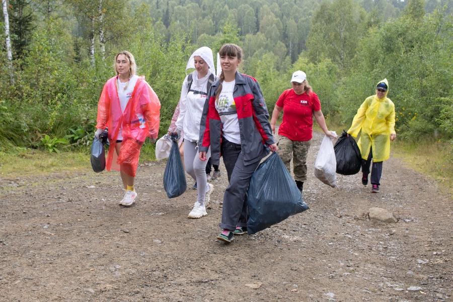 Туристы на Поднебесных зубьях