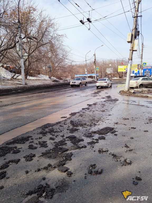В Новосибирске кипяток из трубы смыл асфальт на дороге