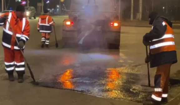 Ямы на дорогах в Красноярске латают литым асфальтом
