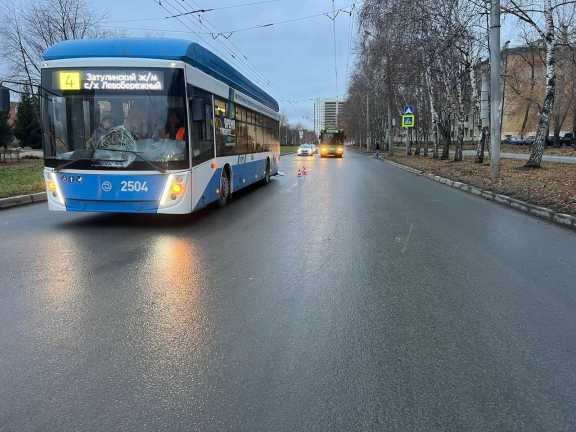 В Новосибирске троллейбус насмерть задавил пешехода