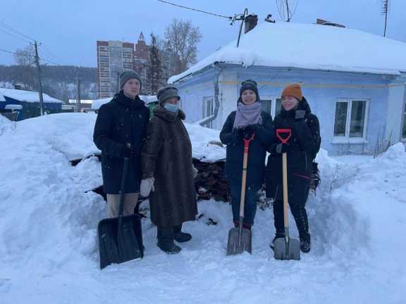 Одинокой пенсионерке из Томска помогли расчистить снег