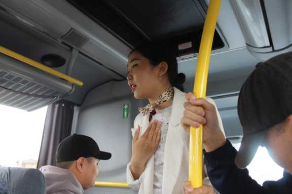 В столице Тувы прошёл спектакль в городском автобусе