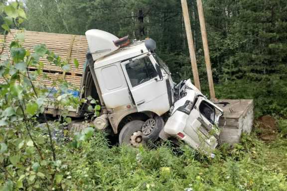 В Красноярском крае водитель Land Cruiser не пропустил грузовик и погиб