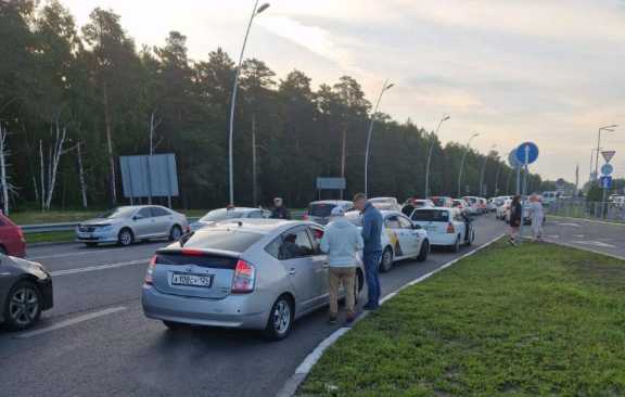 Силовики устроили массовую проверку таксистов около аэропортов Красноярска