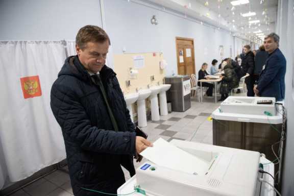 Депутаты ЗС от Единой России голосуют на выборах президента РФ