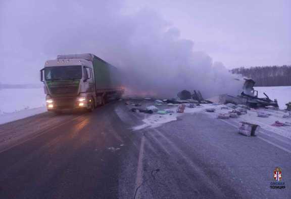 В Омской области столкнулись два грузовика и загорелись