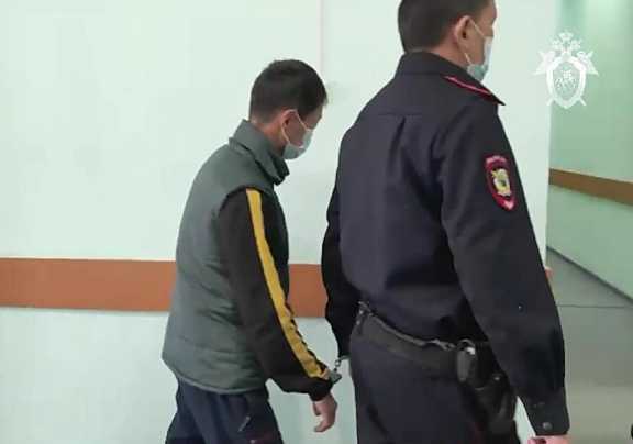 В Туве перед судом предстанет мужчина, выбросивший двух девочек с 8-го этажа