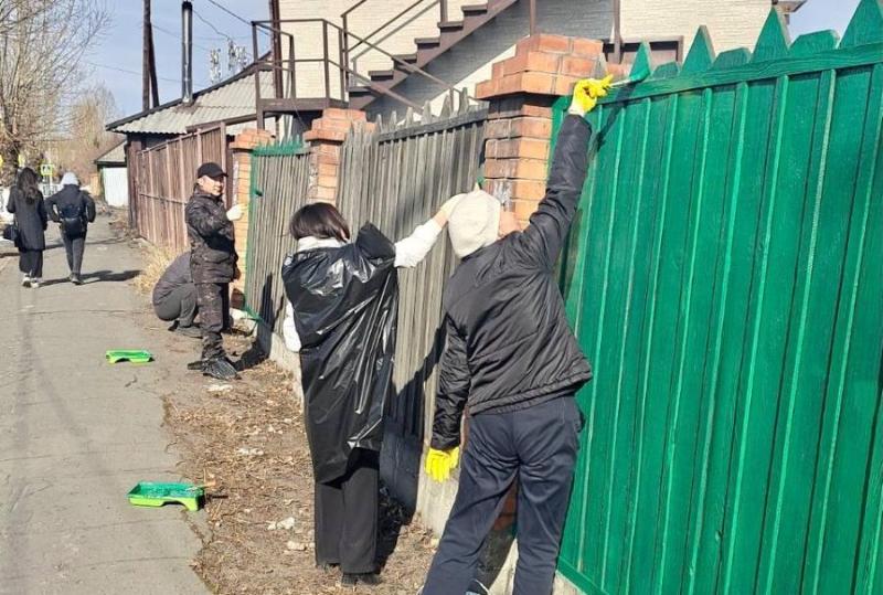 Саша покрасил забор. Покраска забора. Покрасить забор. Покраска забора фото. Красит забор.