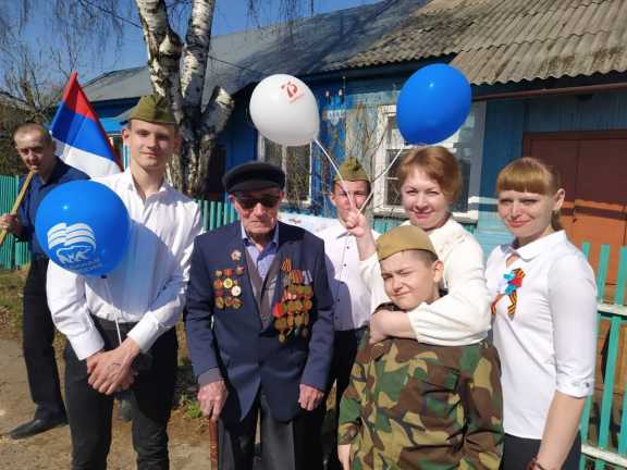 В Красноярском крае активисты «Единой России» поздравили ветеранов с Днём Победы