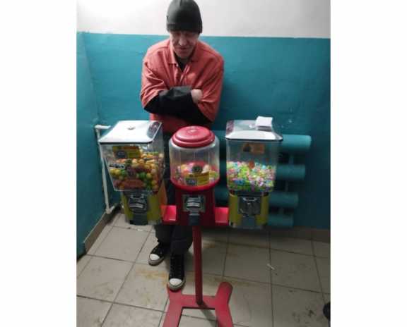 Омич пытался украсть автомат с конфетами