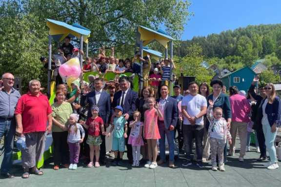 В Горно-Алтайске открыли детскую площадку 