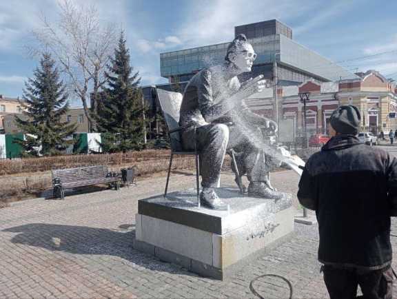 В Иркутске начали мыть памятники и арт-объекты