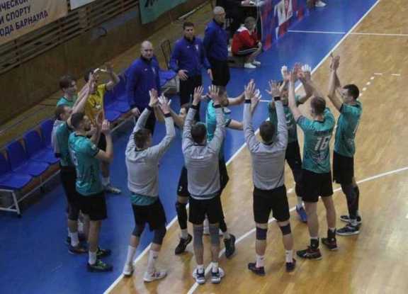 Барнаульские волейболисты выиграли в первом матче этого года 