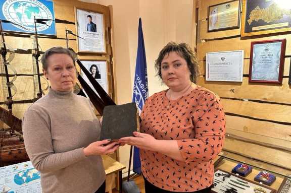 В дар музею на юге Красноярского края поступила редкая книга от жительницы Тувы