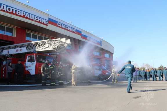 В Хакасии рассказали о традиции проводов водителей пожарных машин на пенсию