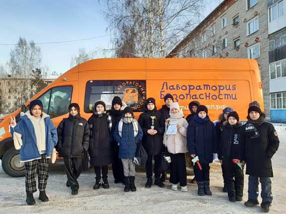 В Томской области детей учит безопасности на дорогах мобильная лаборатория
