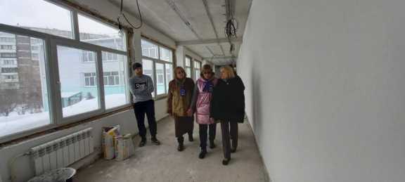 «Партийный десант» проверил ход ремонта школы №5 в Красноярске