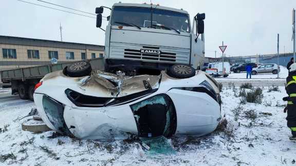 Водитель автомобиля не смог выбраться из-за ДТП с грузовиком в Кемерове