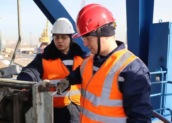 Красноярский речной порт сам стал готовить слесарей по ремонту перегрузочных машин