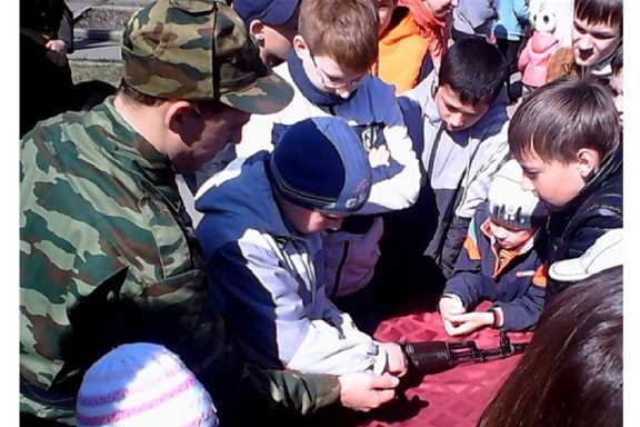 В Алтайском крае прокурор обязал средние школы организовать военную подготовку учеников