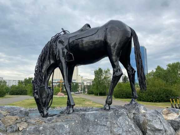 В Красноярске перекрасили скульптуру «Лошадь белая»