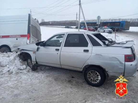 В Кемеровской области водитель без прав столкнулся с машиной скорой помощи