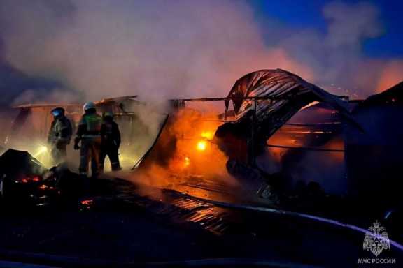 Минувшей ночью тушили крупный пожар в Алтайском крае