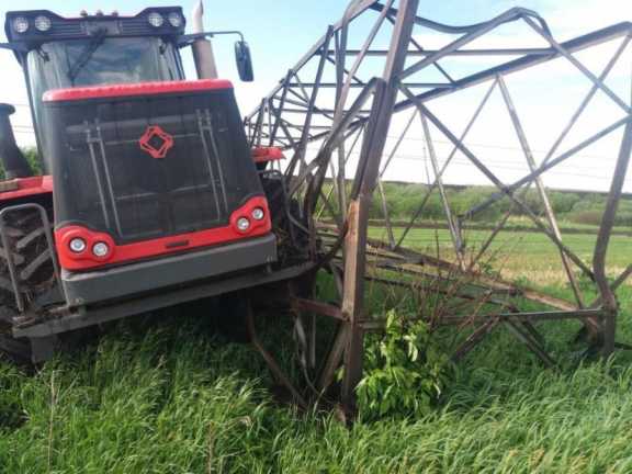 Водитель трактора сбил опору линии электропередачи в Кузбассе