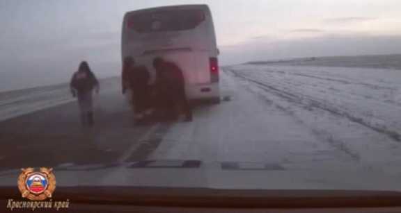 Назаровские ДПСники помогли водителю автобуса, который сломался на трассе