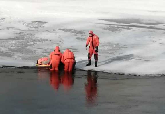 В Кемерове детей спасли с тонкого льда