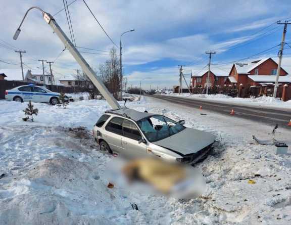 В Иркутской области водитель погиб из-за столкновения с фонарём