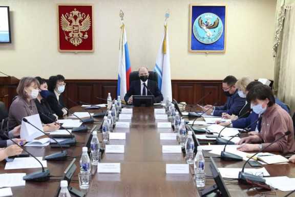 Глава Республики Алтай Олег Хорохордин провел заседание Совета по алтайскому языку