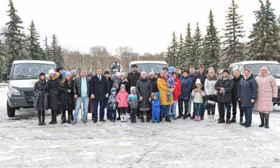 Многодетные семьи Хакасии получили микроавтобусы