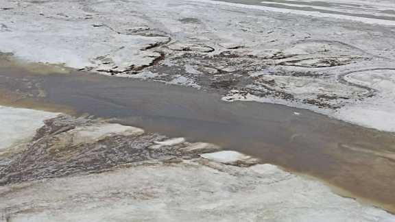 Из-за прорыва трубопровода в реку Красноярского края вылилась нефть
