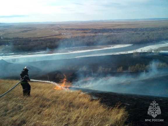 В Хакасии 2 дня не могли потушить лесной пожар