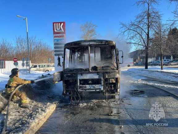 В Новосибирске сгорел пассажирский автобус