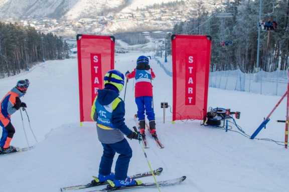 В Красноярске прошёл I этап горнолыжных соревнований для детей 8-13 лет