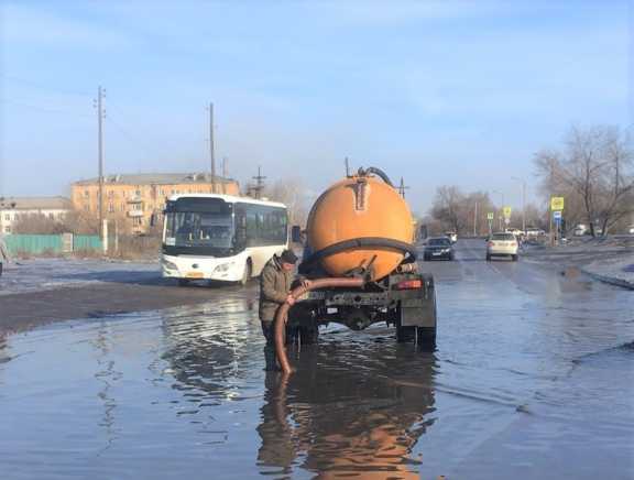 В столице Тувы улицы затопило талыми водами