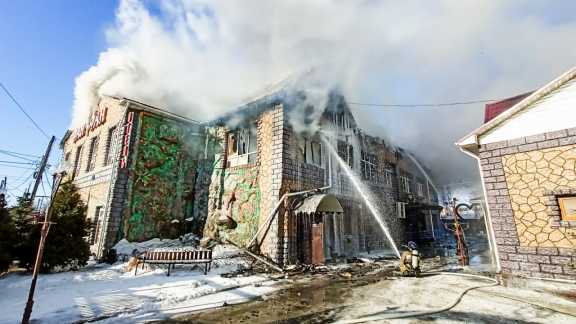 В Омске пламя объяло ресторанно-гостиничный комплекс